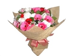 Anneye , sevgiliye her t�r sevene Kar���k mevsim �i�ekleri buketi