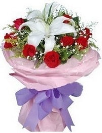 Ke�i�ren �i�ek�i sitemizden 9 adet kirmizi g�l 1 adet kazablanka buketi 