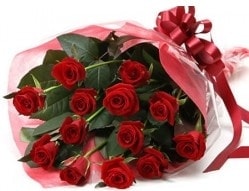 10 adet kipkirmizi g�llerden buket tanzimi 