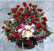 Sepet i�erisinde 33 adet k�rm�z� g�l ve ay�c�k