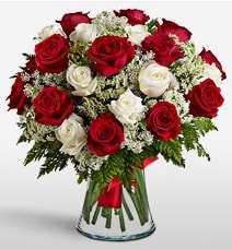 Vazoda 12 k�rm�z� 12 beyaz g�l tanzimi Ankara uluslararas� �i�ek g�nderme